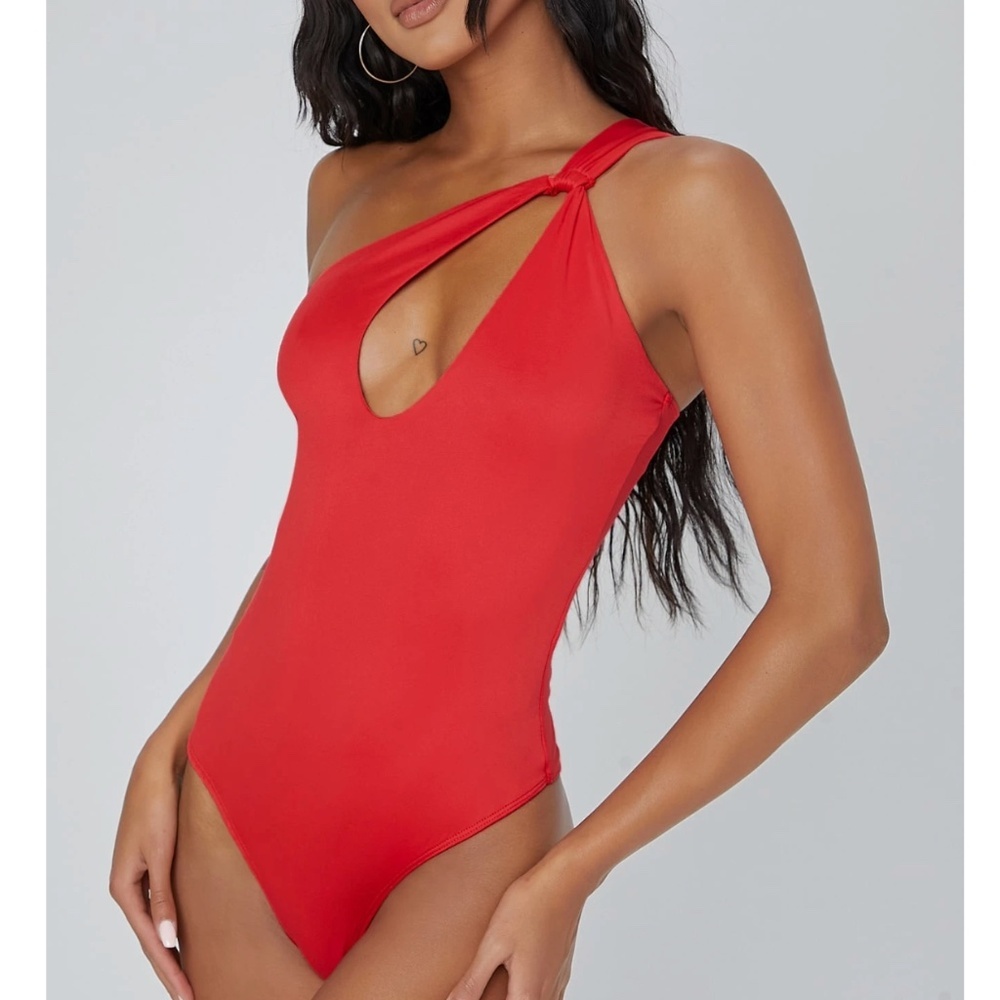 Casual Red Slim Fit One Shoulder Keyhole Strap